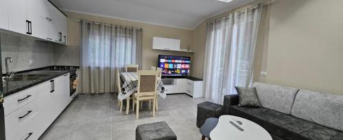Kuchyň nebo kuchyňský kout v ubytování koman_lakeview_apartments