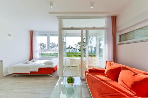 un soggiorno con un divano e un letto di Apartments Laura 1 a Privlaka (Brevilacqua)