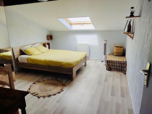 une chambre avec un lit et une lucarne dans l'établissement duplex avec vue mer et coucher de soleil radieux, à Six-Fours-les-Plages