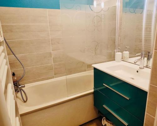 une salle de bain avec une baignoire, un lavabo et une douche dans l'établissement duplex avec vue mer et coucher de soleil radieux, à Six-Fours-les-Plages