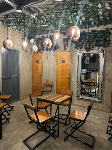 - une salle à manger avec une table, des chaises et des lumières dans l'établissement Habitaciones villa oti, à Ciénaga