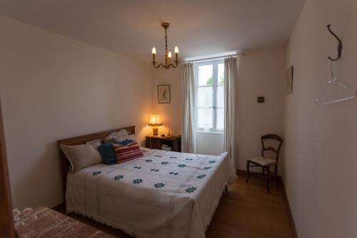 une chambre avec un lit et une fenêtre dans l'établissement La Vieille Auberge, à Peyrelevade