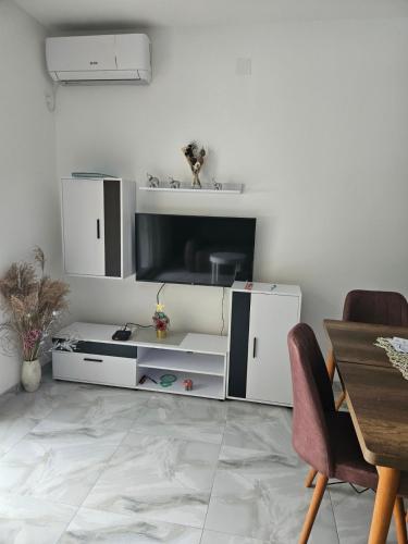 Una televisión o centro de entretenimiento en Drinski Zamak