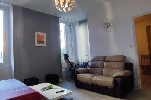un salon avec un canapé et une table dans l'établissement Coeur de Ville-Idéal Long Séjour-Bureau-Fibre, à Pau