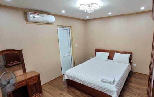 Dormitorio pequeño con cama y TV en Homestay Ha Long Luxury Apartment ( Ocean View), en Ha Long