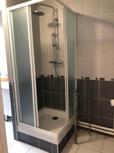 une douche avec une cabine en verre dans une salle de bain dans l'établissement Studio terrasse, à Les Sables-dʼOlonne
