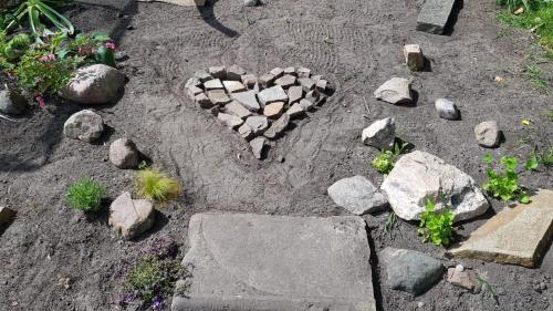 ルッケンヴァルデにあるFeWo Jack's Worldの地面の石の心臓