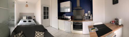 Cette chambre dispose d'une cuisine avec un canapé et une table. dans l'établissement Studio terrasse, à Les Sables-dʼOlonne