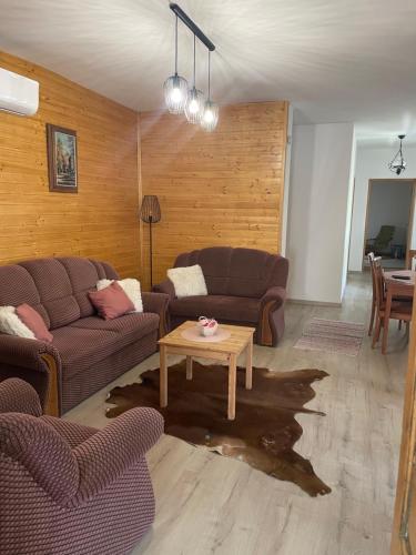 Sala de estar con 2 sofás y mesa en Zulejka Vendégház en Mátraszele