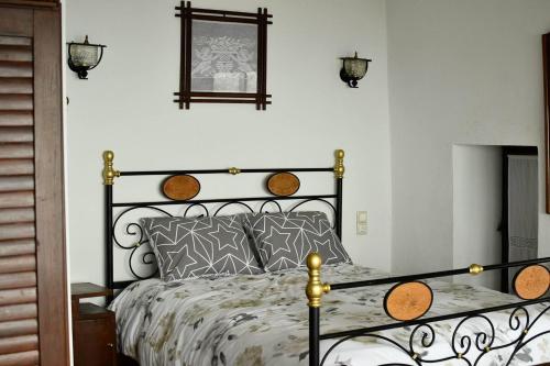 um quarto com uma cama em preto e branco e um espelho em Centaurs Spot em Makrinítsa
