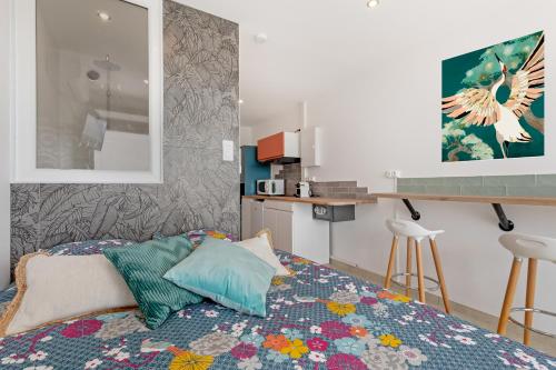une chambre avec un lit et une cuisine dans l'établissement Pitaya Heliopolis, au Cap d'Agde