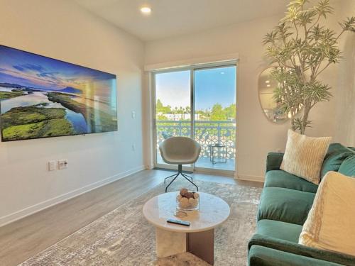 NEW One Bedroom Penthouse, Silver Lake + Parking!