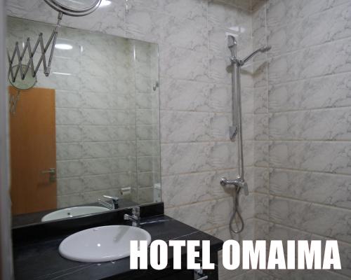 un bagno con doccia e un lavandino con la scritta hotel omma di Hotel OMAIMA a Laayoune