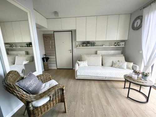 sala de estar con sofá y mesa en Edel Exclusive Apartments Horyzont 414 Especially for You en Międzyzdroje