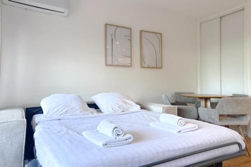 une chambre avec un lit avec des serviettes dessus dans l'établissement AUTRICHIENS - Haut de gamme Lumineux Central Jardin Parking, à Antibes