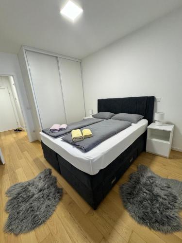 ein Schlafzimmer mit einem großen Bett mit zwei pelzigen Kissen in der Unterkunft Apartman Eva in Zagreb