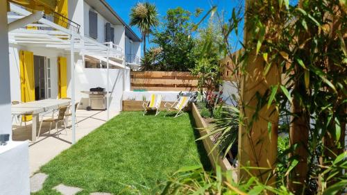 un patio trasero con césped en Maison de pêcheur à 10 minutes à pied de Saint Jean de Luz, en Ciboure