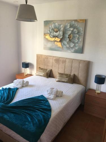 - une chambre avec un lit et 2 serviettes dans l'établissement Quinta do Paulo, à Caramulo