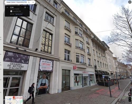 - un bâtiment dans une rue où les gens marchent devant dans l'établissement Esprit Italie, joli studio au coeur de Mulhouse, à Mulhouse