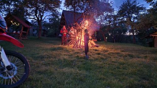 een brandmeter in een veld met een tent bij Sătucul de Vacanță Brăduleț 