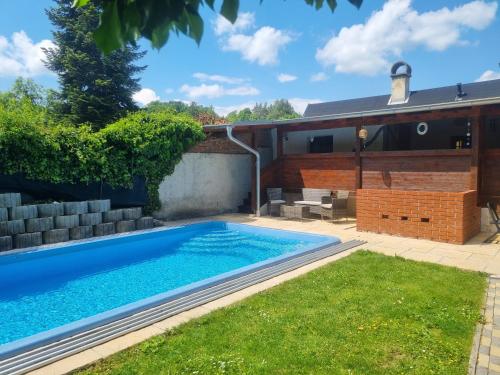 a swimming pool in the backyard of a house at Ferienzimmer Kefeder in Lochenhaus
