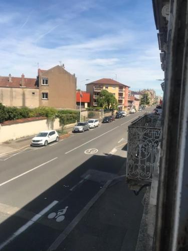 desde el balcón de una calle con coches en vaste chambre familiale, en Bourg-en-Bresse