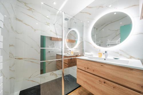 une salle de bain avec un lavabo et un miroir dans l'établissement Appartement, proche mer, piscine, climatisation, à Antibes