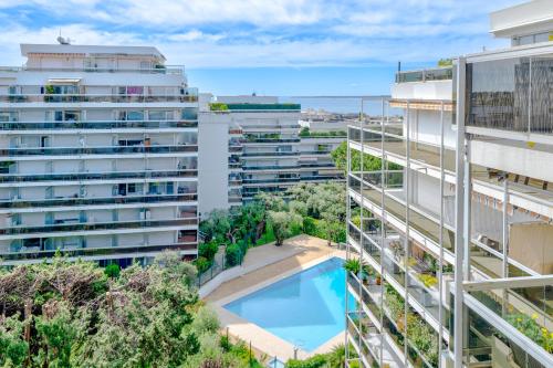 - une vue aérienne sur les bâtiments avec piscine dans l'établissement Appartement, proche mer, piscine, climatisation, à Antibes