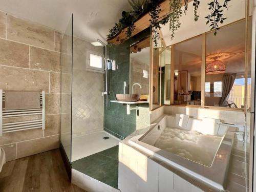 Kúpeľňa v ubytovaní All NEW Loft Architecte - Bain Duo & Cinema