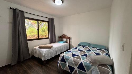 Кровать или кровати в номере Cabaña Vista Verde
