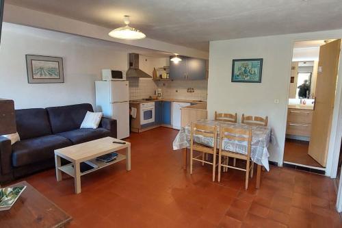 un salon avec un canapé et une table dans l'établissement Usupranu Maison de village à 15 mn de la mer, à Sari-dʼOrcino