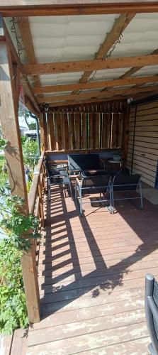 Chalet Cozy Cove te Lauwersoog,1-6 Pers, 3 Schlafzimmer, 2 Badezimmer, 55m2!にあるバルコニーまたはテラス