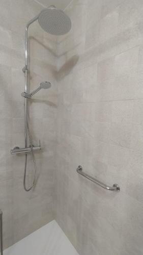 Ένα μπάνιο στο Son Bou Bonito y renovado Apartamento