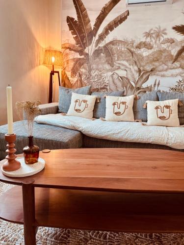 a living room with a couch and a table at Merveilleuse maison de village in Maillane