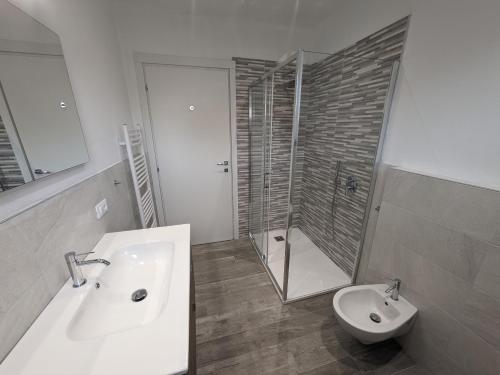 Un baño de CAV Casa del vecchio faggio - 4 stelle - Nebbiuno Lago Maggiore