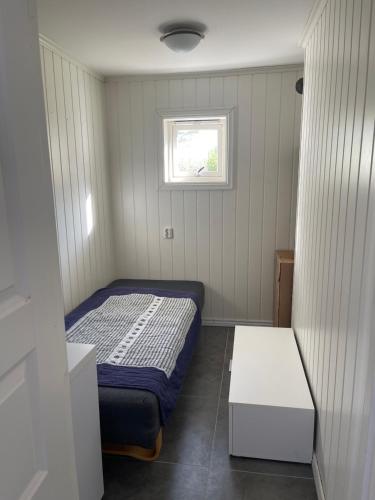 מיטה או מיטות בחדר ב-Sentrumsgleden