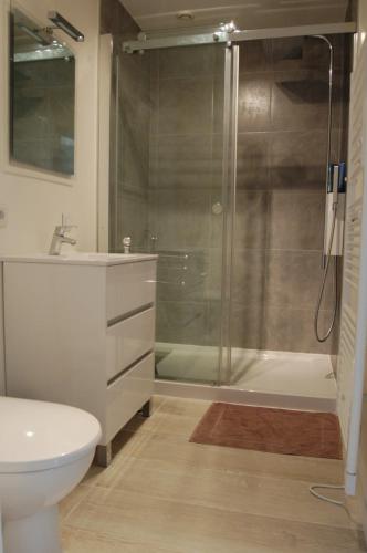 une salle de bain avec une douche, des toilettes et un lavabo dans l'établissement Retour aux sources, à Blanquefort-sur-Briolance