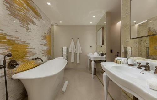 a bathroom with two sinks and a bath tub at Steiner in Saint-Tropez