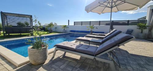 MEERBLICK DUPLEX POOL-VILLA REGIRMA DELUXE bis 8 Personen