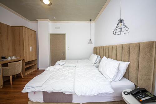 Un ou plusieurs lits dans un hébergement de l'établissement Hotel Murati