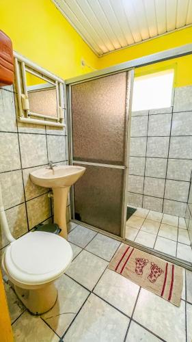 倫索伊斯的住宿－Tô em Casa，浴室配有卫生间、盥洗盆和淋浴。