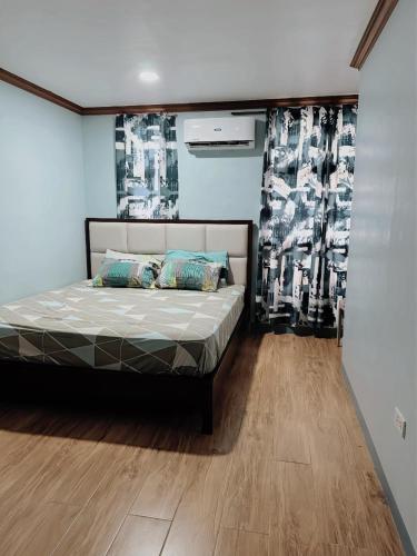 een slaapkamer met een bed in een kamer bij JB Home sweet home Perfect for Family & Friends in Babag