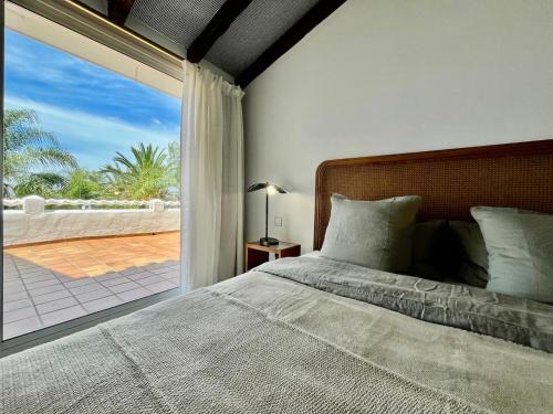Postel nebo postele na pokoji v ubytování Cozy Townhouse with Sea View