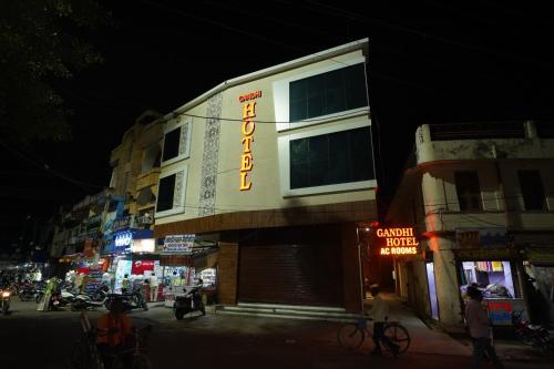 ein Gebäude in einer Stadtstraße in der Nacht in der Unterkunft HOTEL GANDHI in Alwar