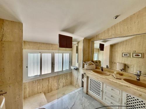 Nhà bếp/bếp nhỏ tại Cozy Townhouse with Sea View