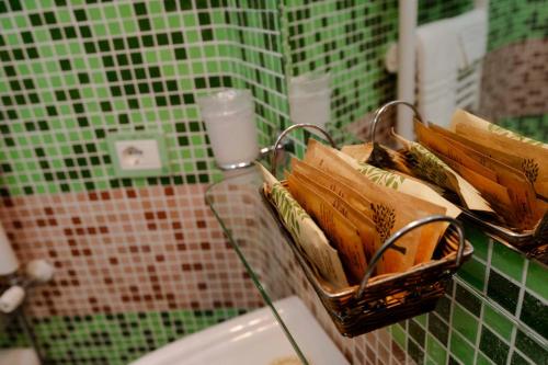 ein Korb mit Handtüchern auf einem Waschbecken im Bad in der Unterkunft Hotel Villa Principe in San Nicola Arcella