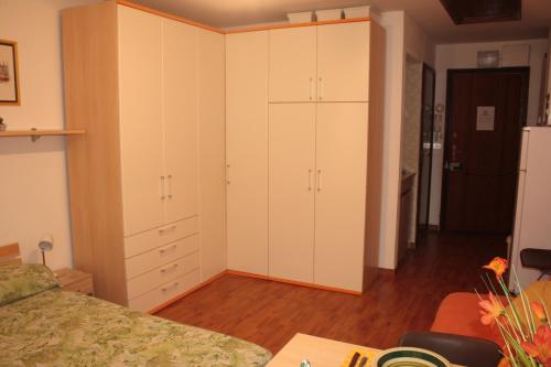 una camera con armadi bianchi e un letto di Nice Apartment in Taormina a Taormina