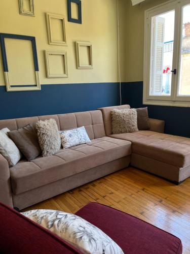 salon z brązową kanapą w pokoju w obiekcie Retro Apartment Patras w mieście Patras