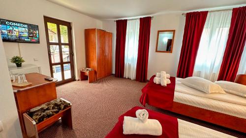 Pokój hotelowy z łóżkiem, biurkiem i oknem w obiekcie Valea Albă View - SELF CHECK-IN w mieście Buşteni