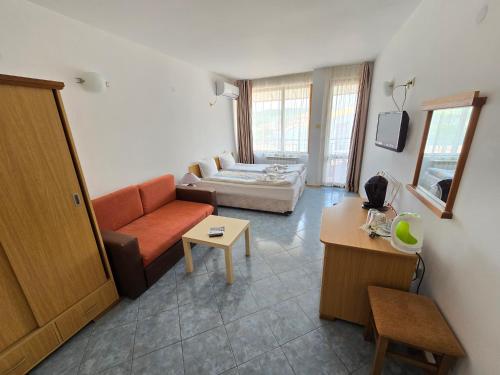 un soggiorno con divano e tavolo di Elena Guest House a Sozopol